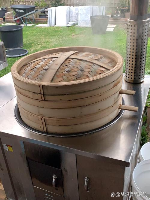 早点摊多层竹蒸笼蒸汽氤氲场景图