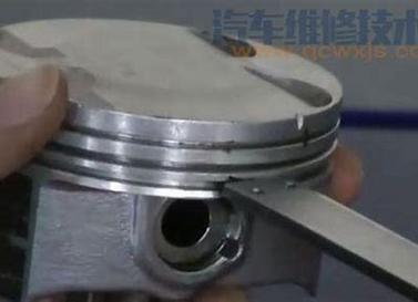 拆解后汽车空调压缩机活塞间隙测量图