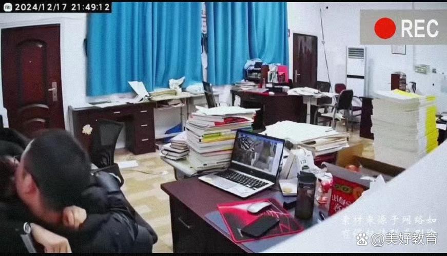 手机微信群里 老师们在深夜讨论课堂视频片段 一位老师用红圈标出了视频中的学生反应 界面显示群聊消息