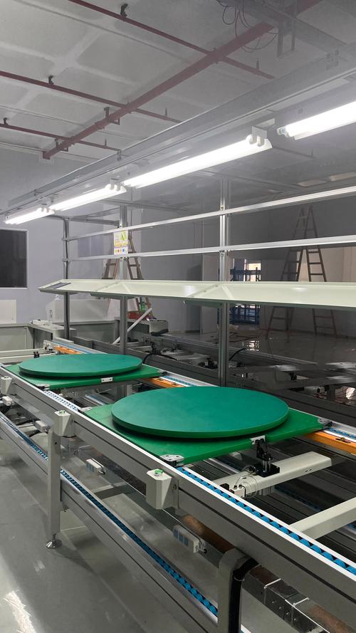 链条装配车间工人用专用工装压装