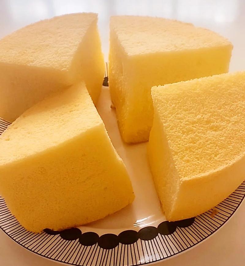 新手甜品制作烤塌的戚风蛋糕成品图