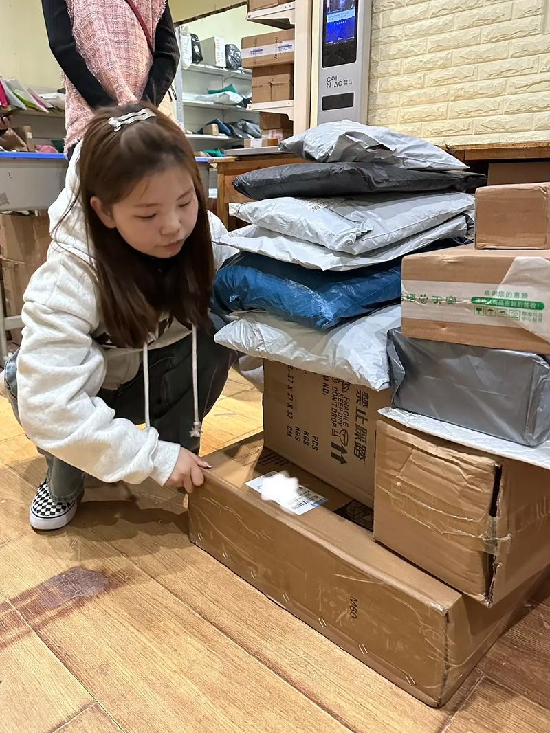 新手妈妈蹲在玄关翻纸尿裤脚边堆拆封快递箱