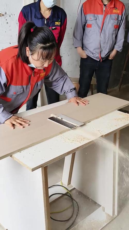 装修现场全屋定制板材切割实拍