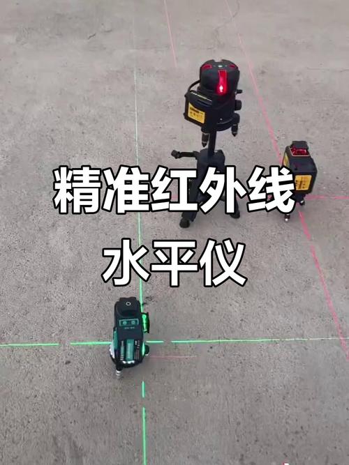 瓦工用红外线水平仪校准腰线铺贴位置