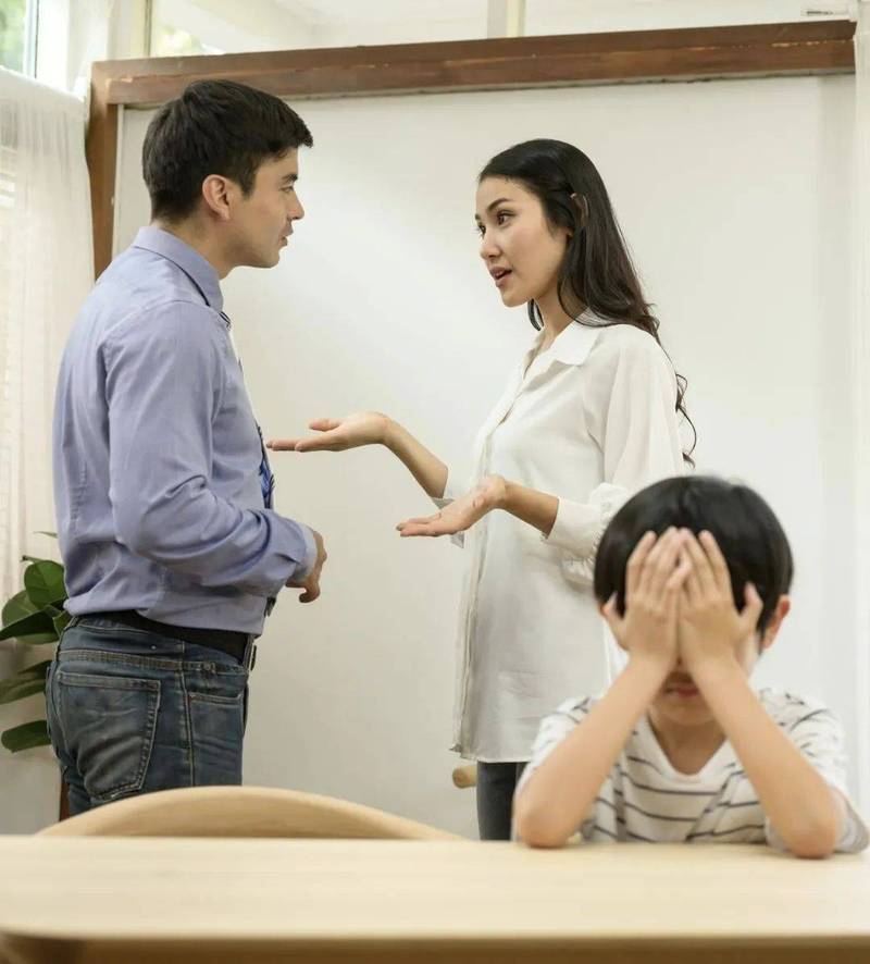 工业从业者家长下班陪叛逆期孩子聊天场景图