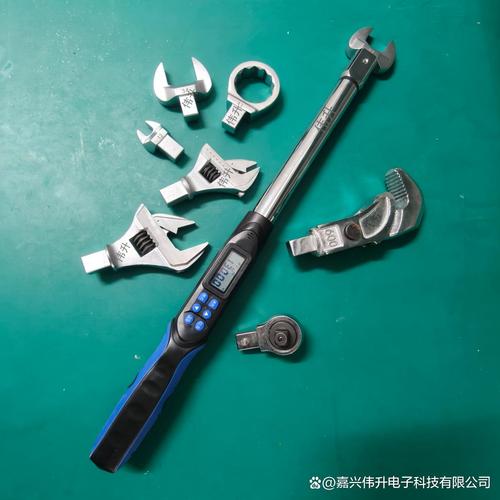 维修师傅用扭力扳手按9牛米扭矩固定汽车电瓶桩头