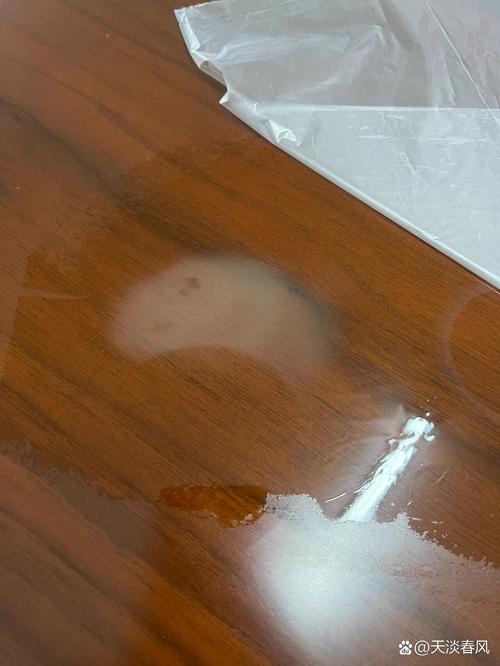 深色实木家具被劣质甲醛清除剂喷花留印特写