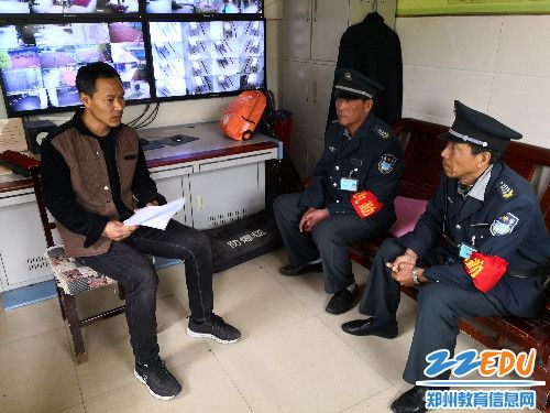 学校门卫室保安和校长日常聊天场景实拍