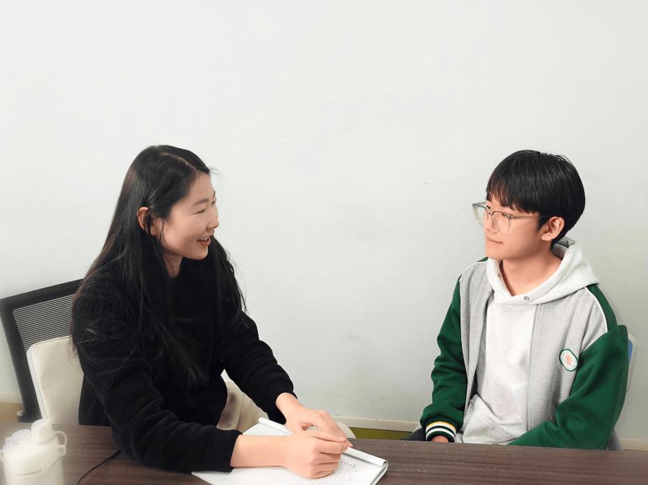 中学教师办公室一对一和学生谈话场景