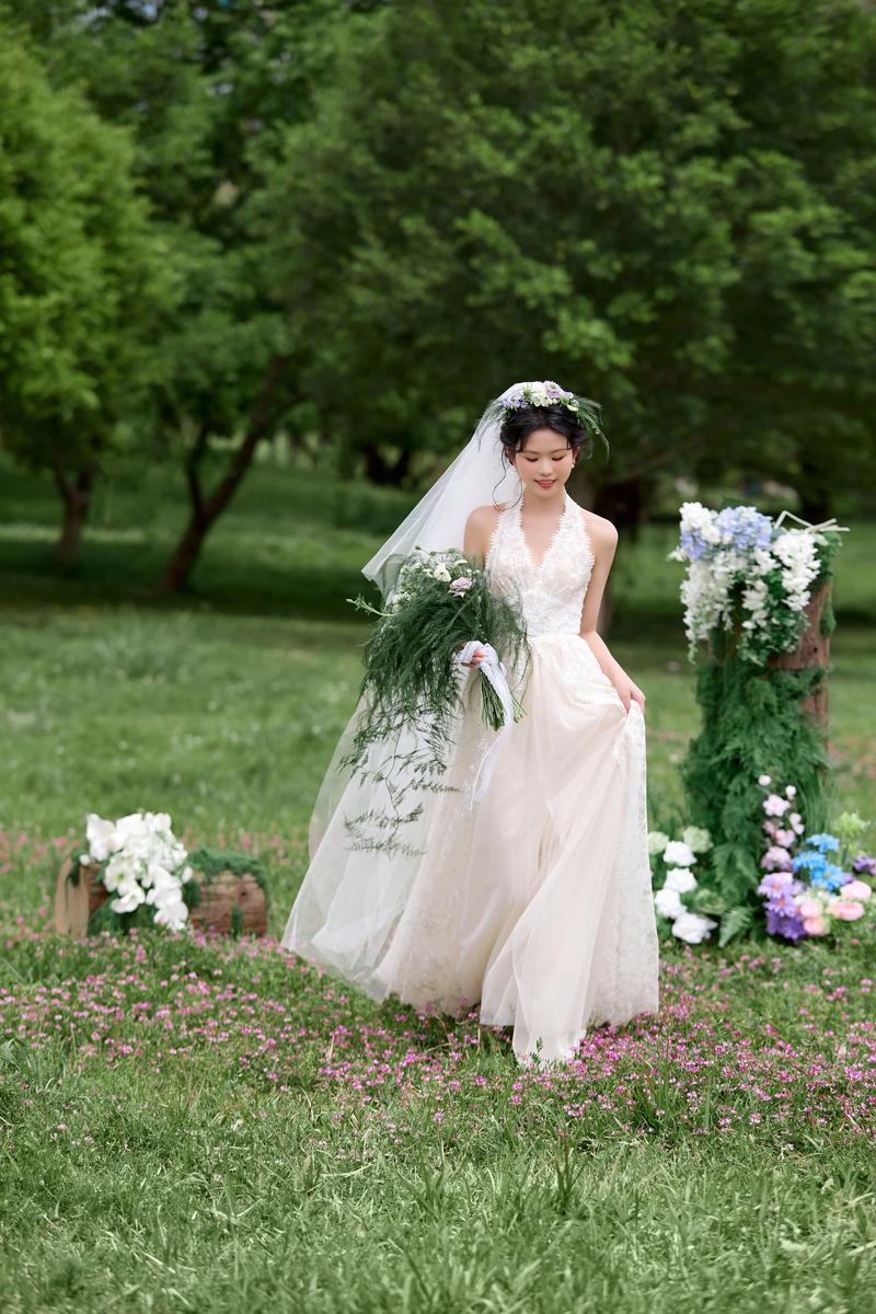新娘穿着轻盈短袖婚纱在户外草坪
