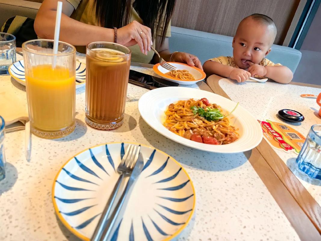 亲子一起在餐厅分吃榴莲披萨的日常场景图