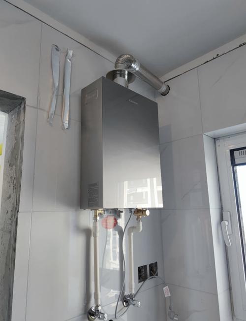 小户型半敞开阳台安装燃气热水器实景图