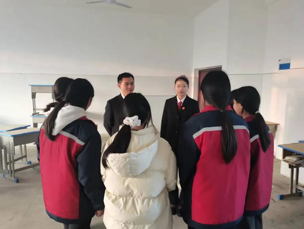 校园霸凌班主任调解沟通场景