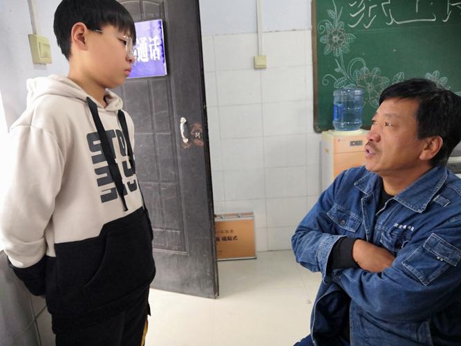 小学生放学路上和家长聊班级同学的真实对话场景