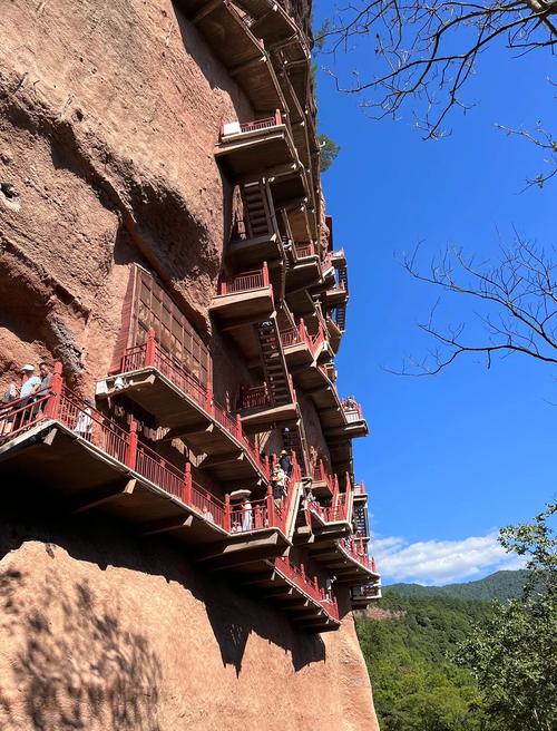 麦积山石窟悬崖悬空木栈道