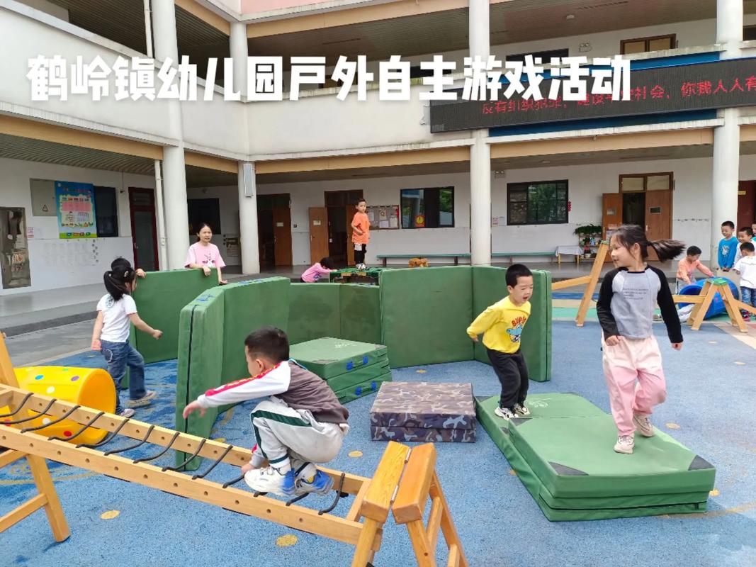 安吉幼儿园孩子户外自主游戏