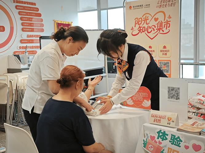 居民在家拨打保险公司全国客服热线报案的日常场景