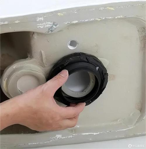 马桶法兰圈安装细节特写