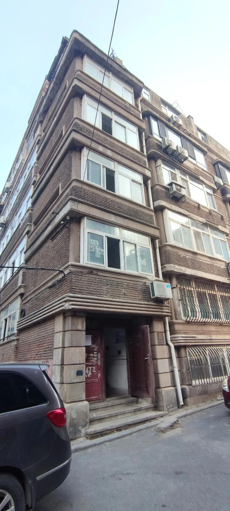 公民同招政策下一线城市热门学区房老小区外景