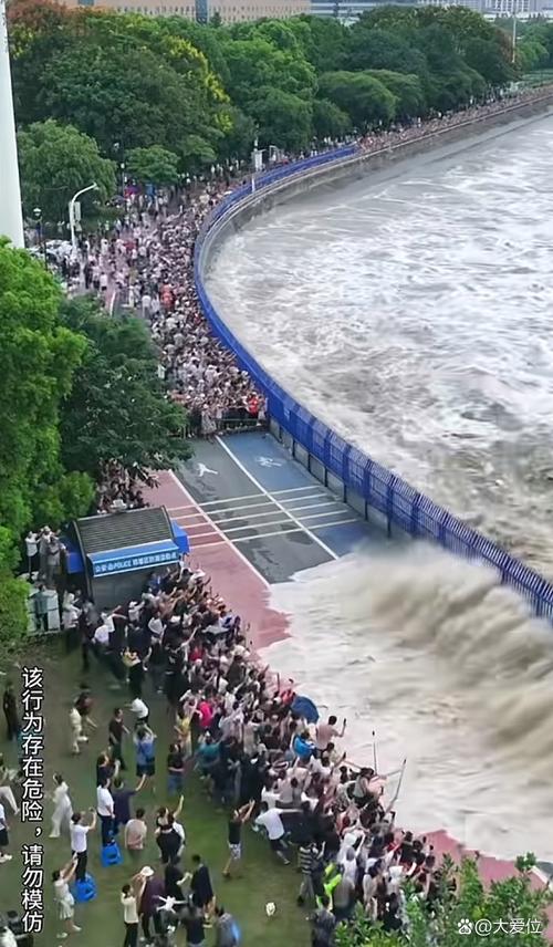 钱塘江大潮汹涌奔涌撞上堤坝