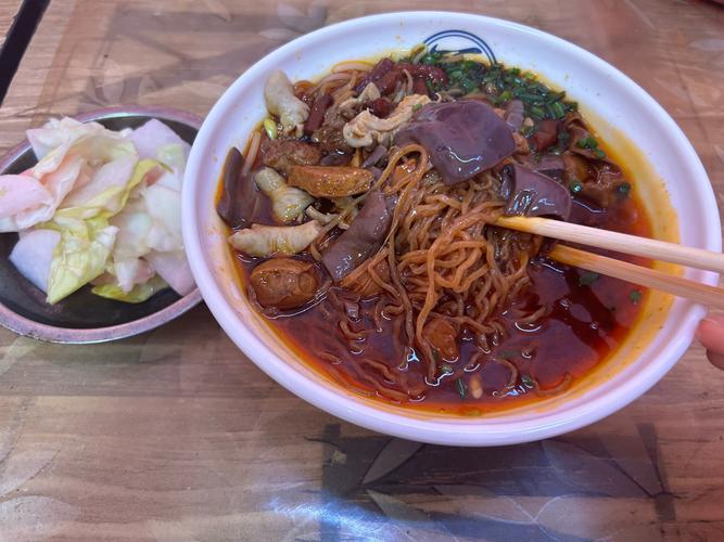 飞山街巷口肠旺面店竹筷戳现凝血旺特写