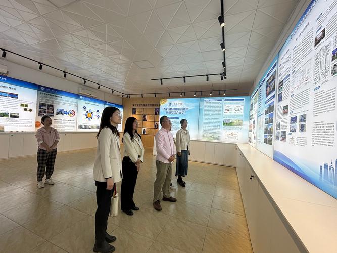 技术经理人带领企业代表团参观高校成果展厅