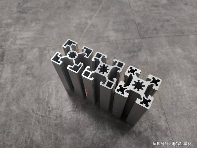 多种复杂的铝合金挤压型材截面陈列