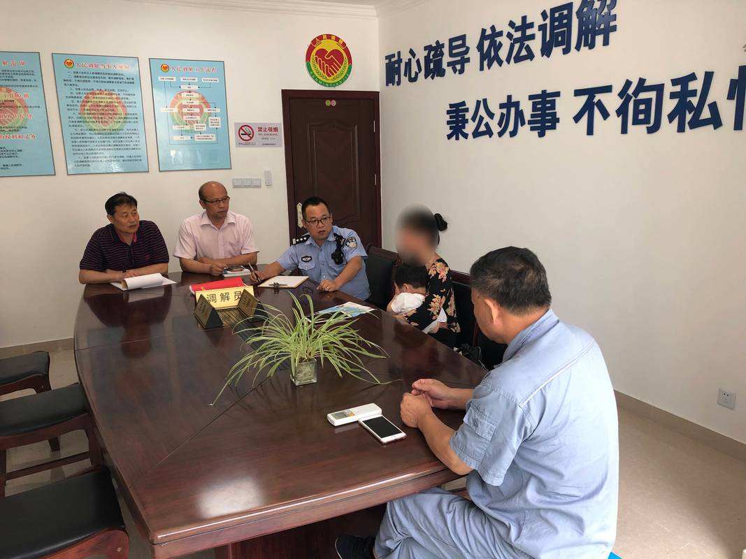 社区人民调解委员会调解民事纠纷现场