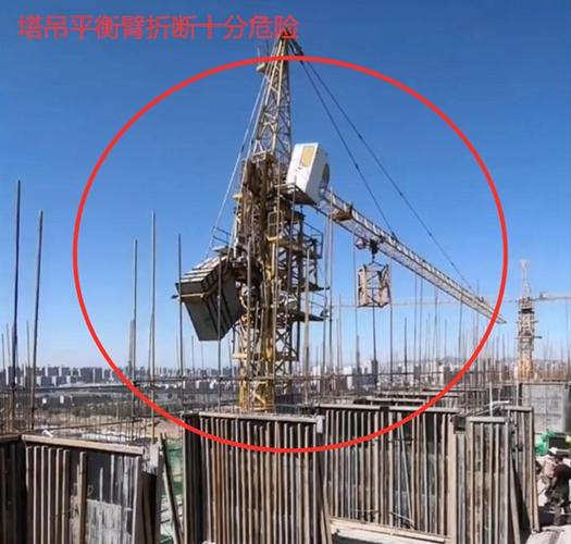 塔吊顶升套架失稳弯曲现场照片