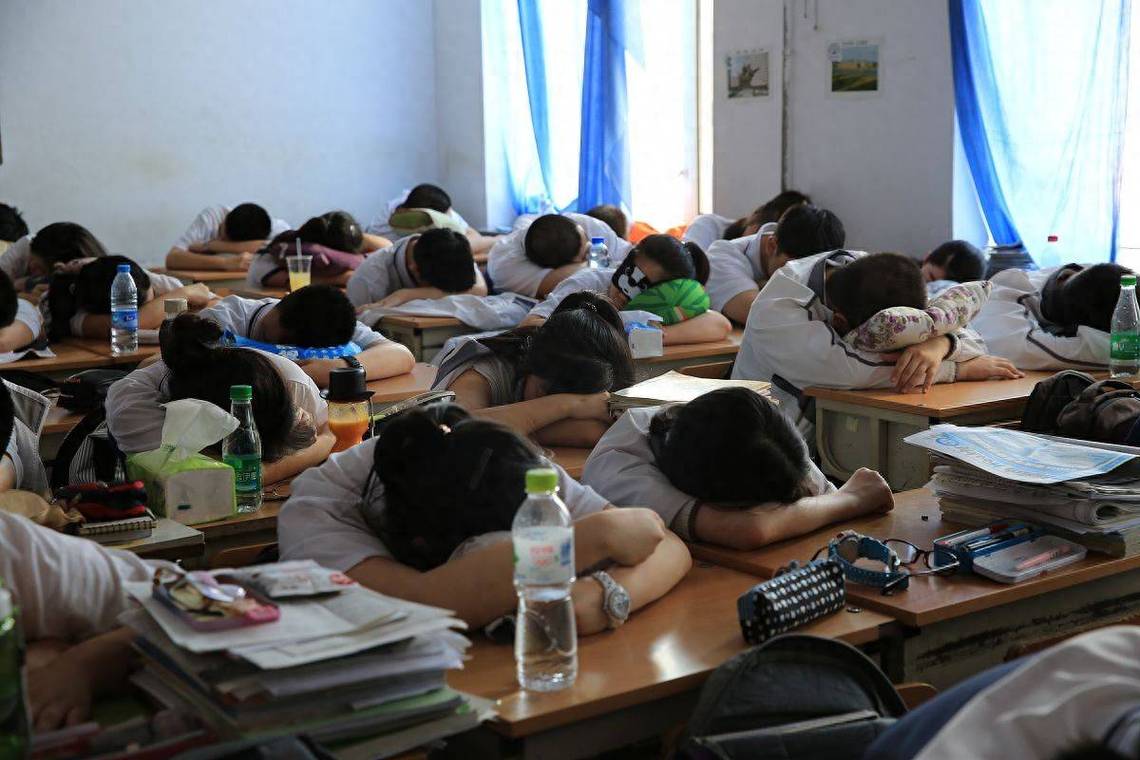 大学早八教室学生趴桌睡觉