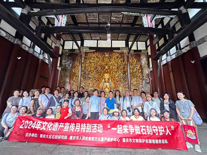 游客在文保石刻上刻字被志愿者劝阻现场