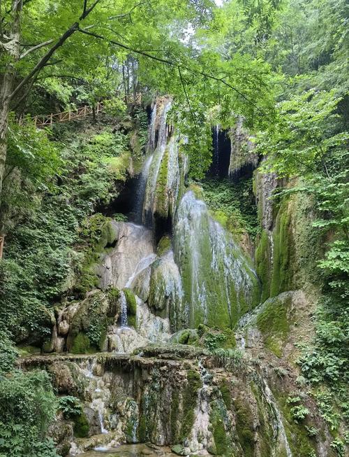 南漳肖堰镇香水河峡谷瀑布