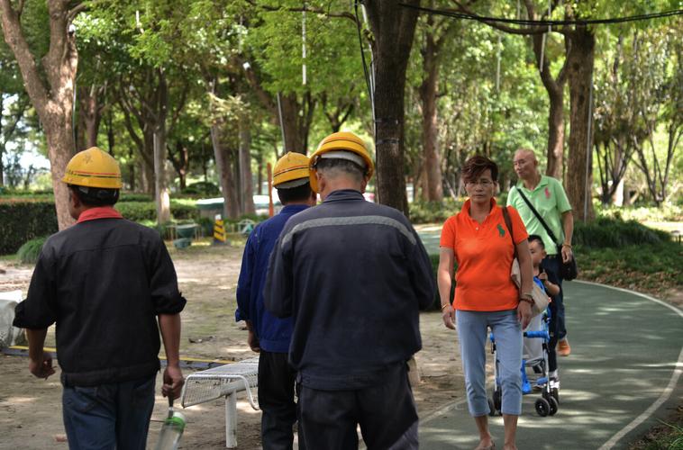 工业园区下班工人和孩子散步场景