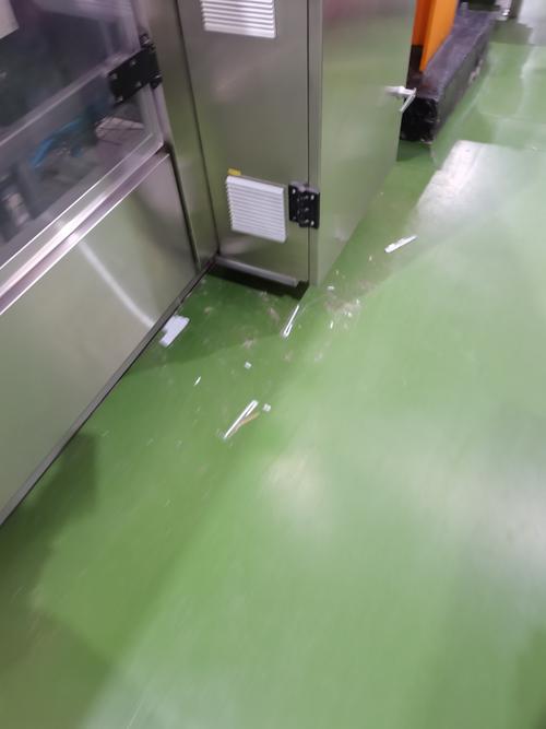 食品加工厂过道过度消毒留下的白碱痕迹
