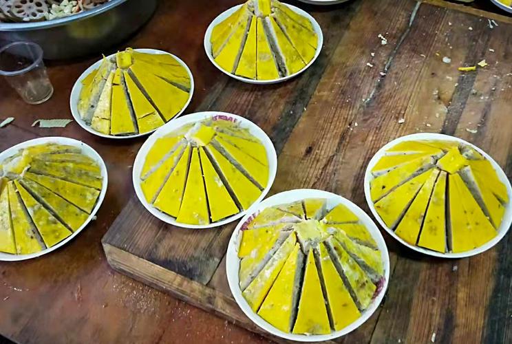 湖北南漳游客体验鸡蛋糕制作
