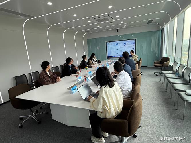 技术经理人在产学研对接会上记录需求
