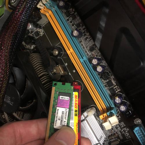 工程师在工控机主板插拔工业内存条特写