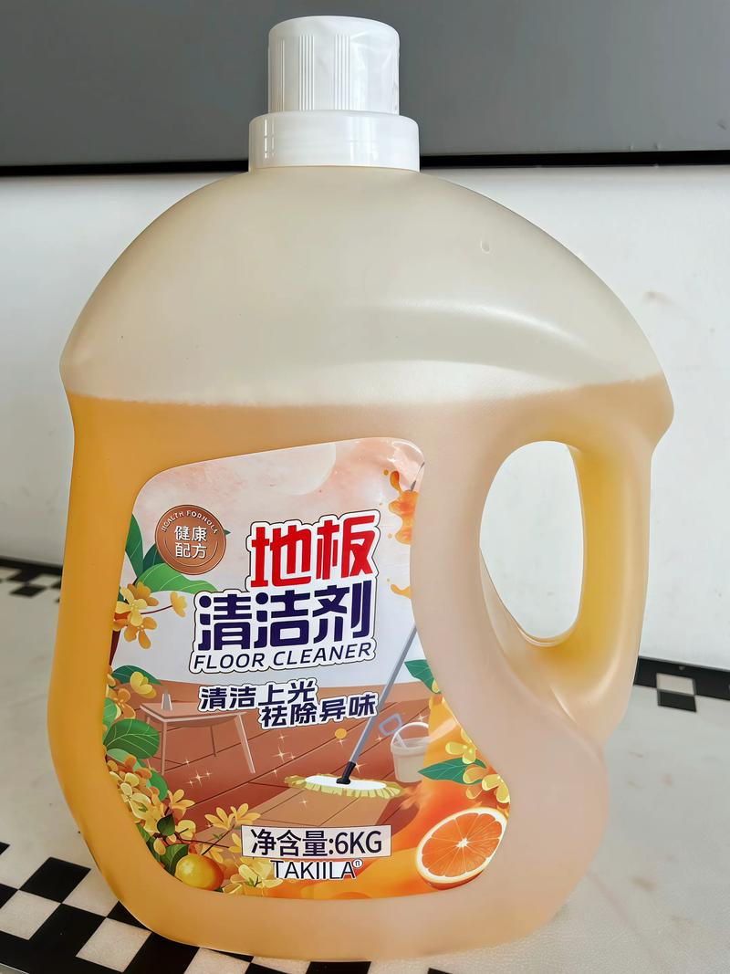 木地板保洁使用微湿拖把和专用清洁剂
