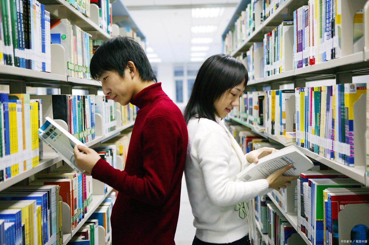 青春期男孩女孩一起在图书馆看书的温馨画面
