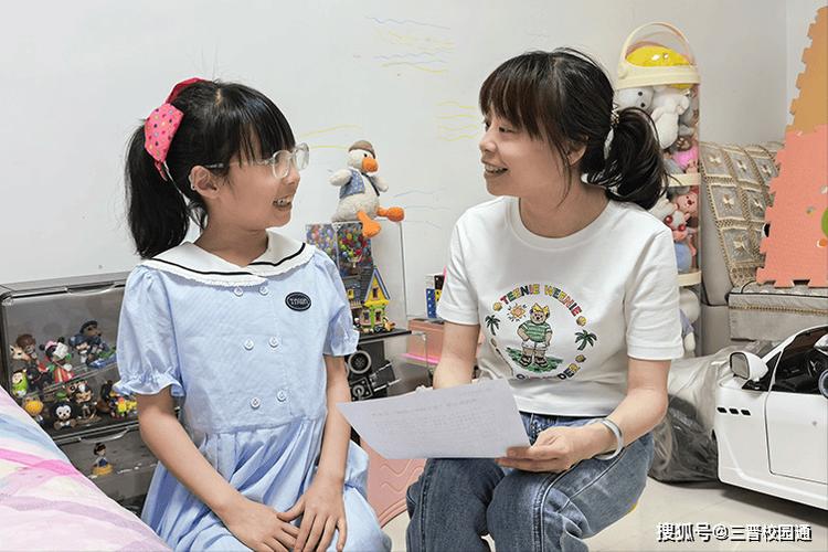 工业区周末亲子活动家长和孩子低头谈心图