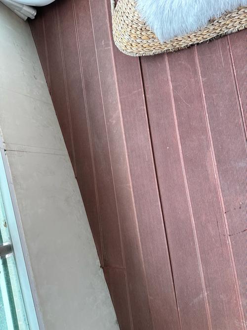 老阳台边角晒黄开裂的米色塑料花架
