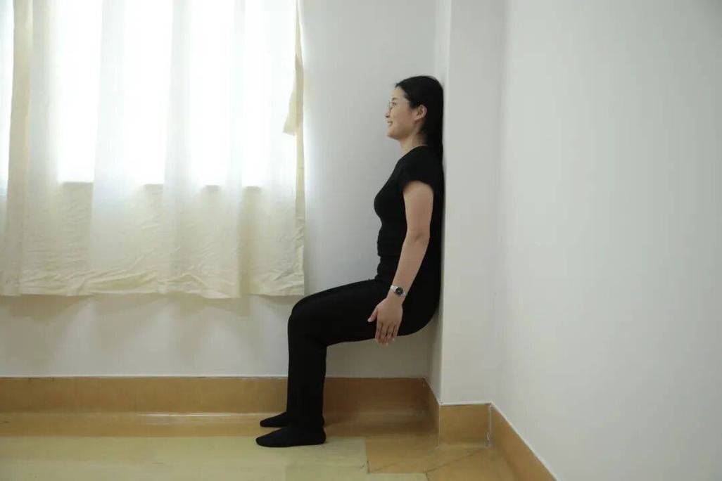 靠墙抬手腰背放松动作示范图