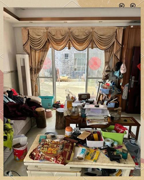 改造前堆满杂物的出租屋客厅