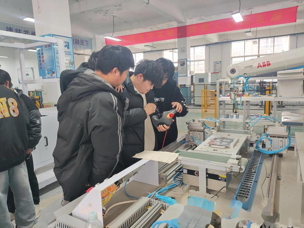 技校学生操作工业机器人竞赛场景