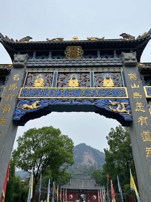 江西龙虎山景区入口石牌坊