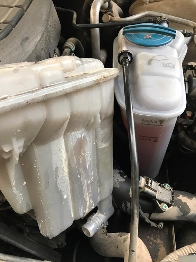 老汽车防冻液副水壶老化微裂实拍