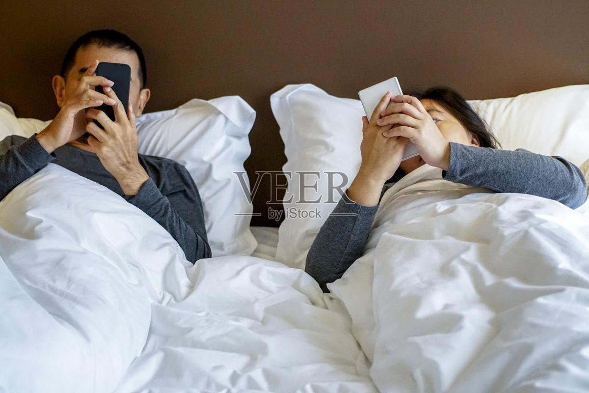 婚姻经营中夫妻都在刷手机的孤独场景