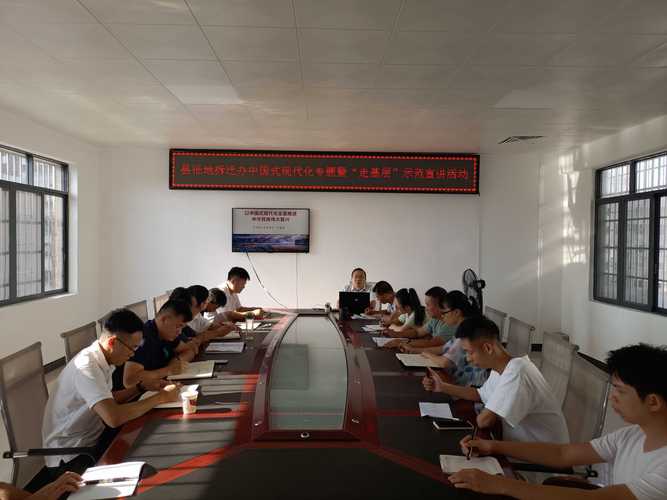 拆迁律所办案团队与被拆迁人梳理证据材料的会议场景
