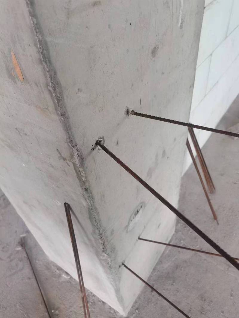 错误植筋施工案例 深度不够 孔内灰尘残留