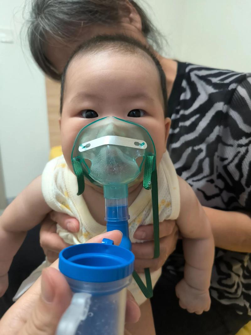 儿童家用雾化器治疗场景 宝宝不情不愿戴着面罩